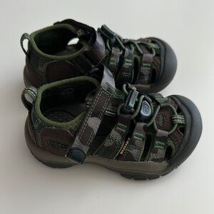 Keen Green and Brown camo Outdoor Sandals with Closed-Toe Design